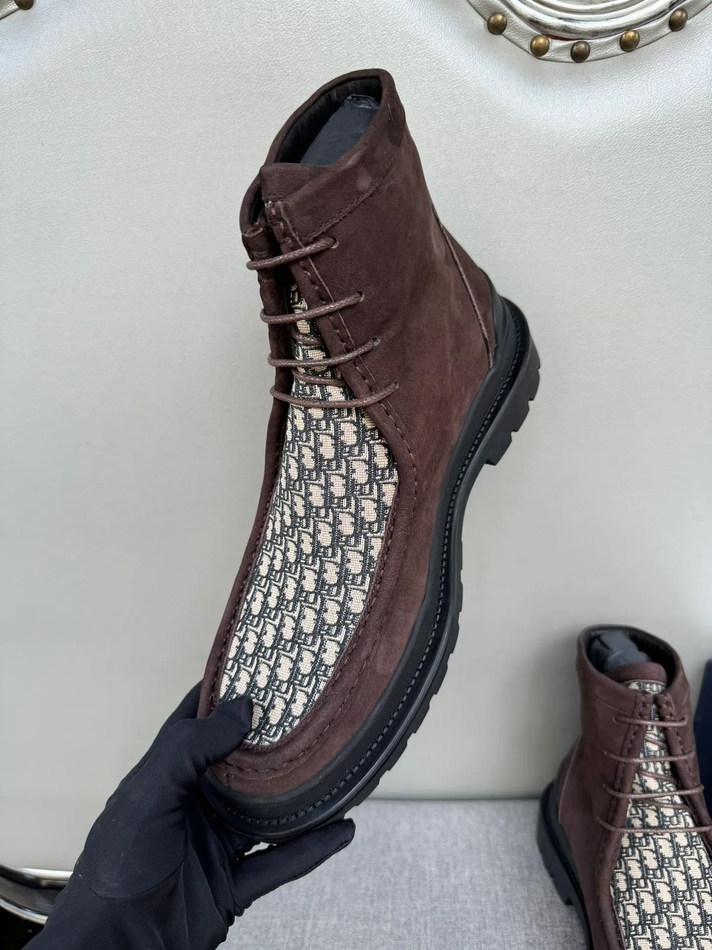 [DIOR] Top P: 1000💰 Number of yards: 39~44 (38.45 custom-made, non-refundable) Dior Dior~ Winter series, original 1:1 development Casual men's leather shoes Heavy investment, shoes and boots are made of imported cowhide + imported Dior special fabric Not easy to deform black cowhide lining Dior large hardware inlay Original TPU vacuum outsole, black cowhide Black open edge beads Military green suede Black suede Khaki suede leather is crafted by a large factory, and the perfect product is only prepared for you who know your taste! Any comparisons are welcome.